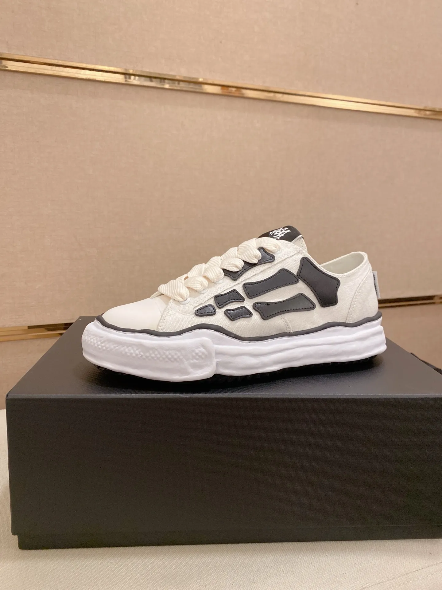 Men's shoes 💰: 580💰 High version [AMIRI] high-end men's shoes brand official website 1:1 latest masterpiece: original mold customization, the fabric is made of imported original materials, upgraded foam outsole, lighter and non-slip. The market's top quality, simple yet tasteful, a must-have for fashionistas, fashionable at your feet, full of confidence, the same style at the counter 👍The summer season is here. Code: 39-44. Can be customized45